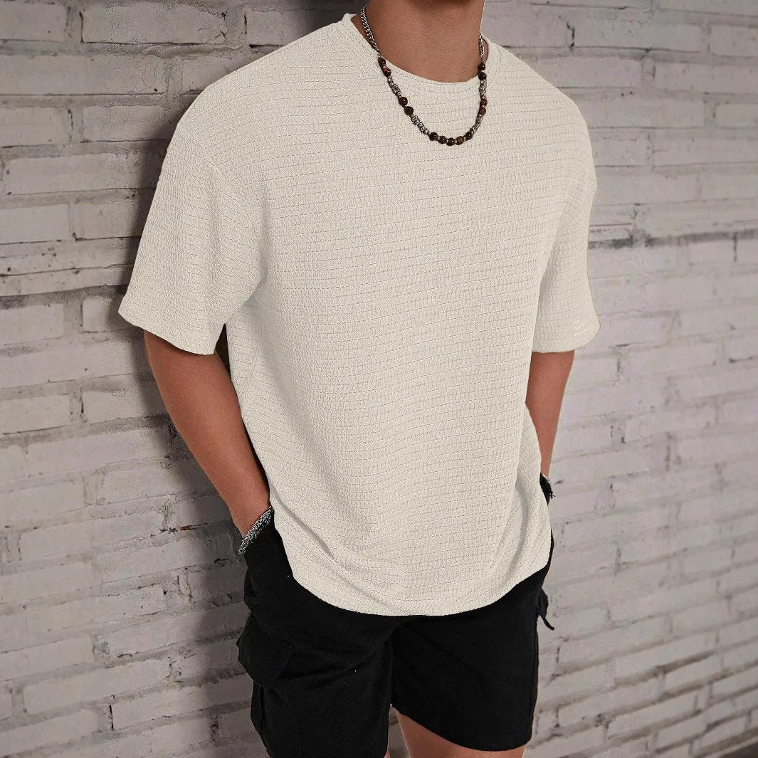 Men's slim-fit solid colour round neck T-shirt in thin polyester fabric.