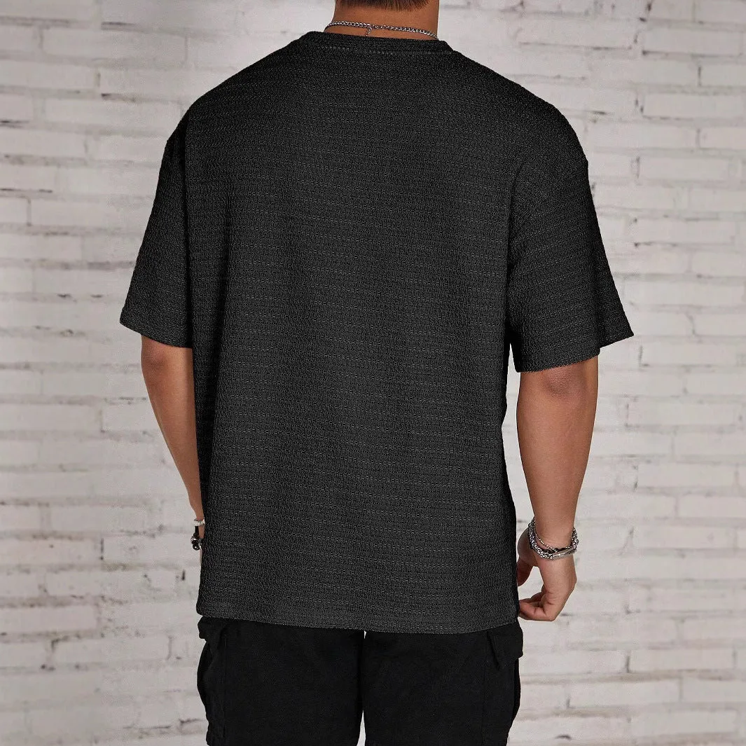Men's slim-fit solid colour round neck T-shirt in thin polyester fabric.