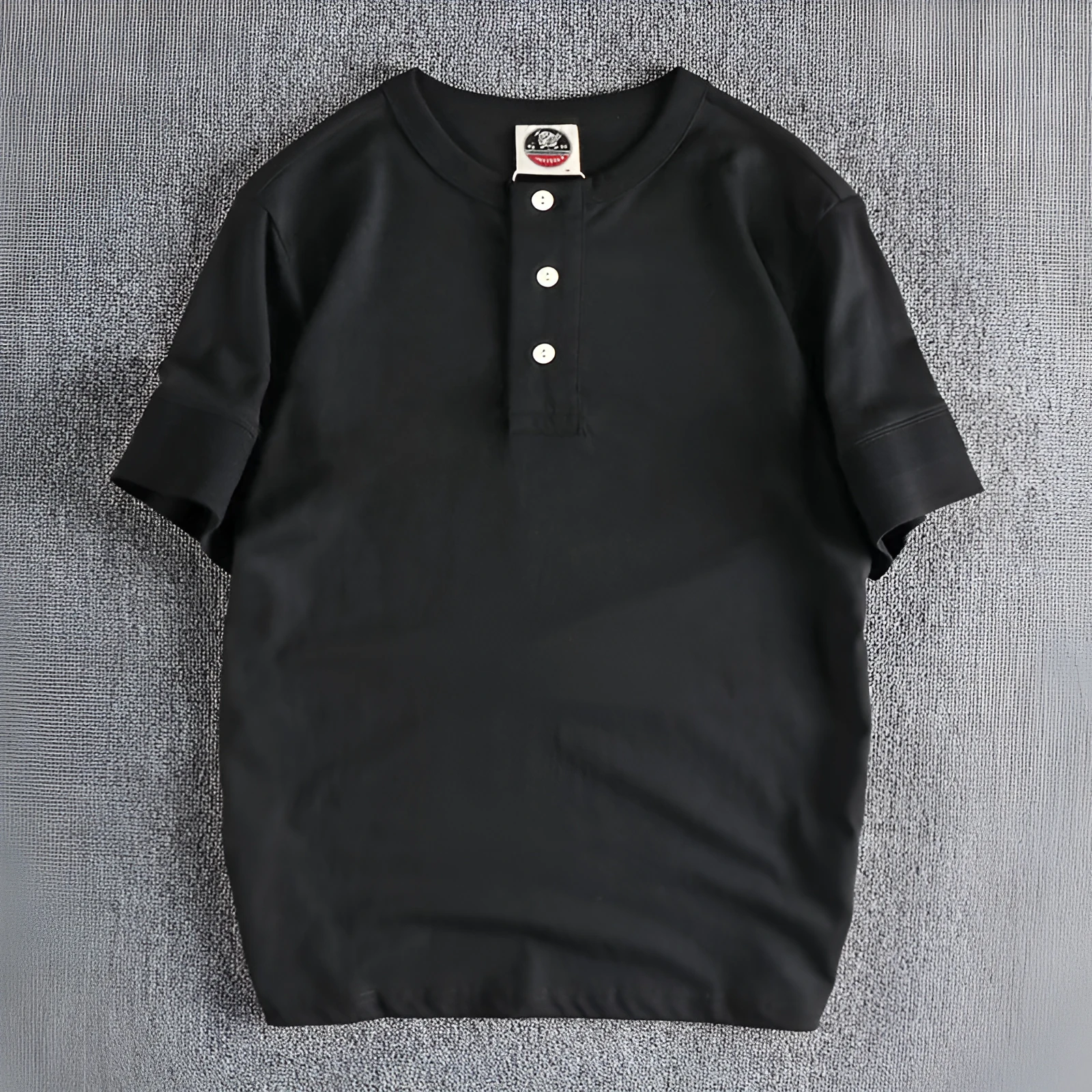 Men's combed cotton Henry collar short sleeve t-shirt in solid colour with cuffed wide-brimmed sleeves, straight fit, retro washed finish