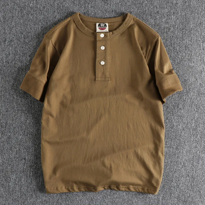 Men's combed cotton Henry collar short sleeve t-shirt in solid colour with cuffed wide-brimmed sleeves, straight fit, retro washed finish