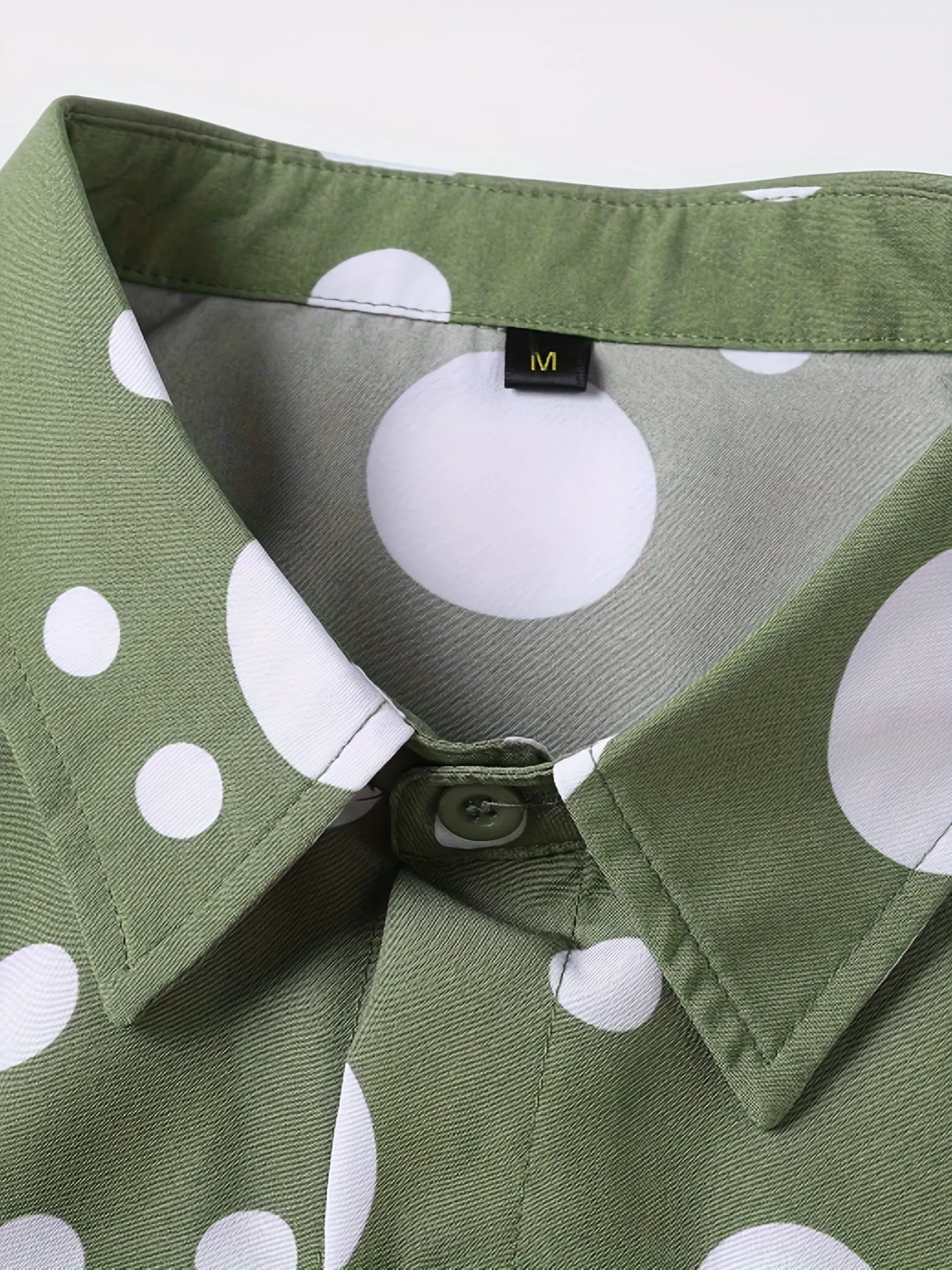 Long-sleeved polka dot shirt in military green with white dots, fitted cut for men