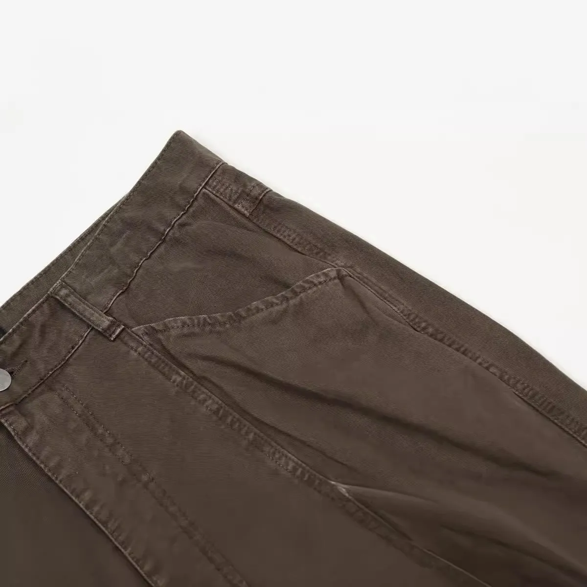 Men's loose straight-leg trousers in brown colour with high-waist design and zipper fly closure