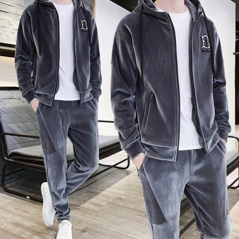 Gold velvet sports suit for men with seven-minute sleeve top and full-length trousers in casual style