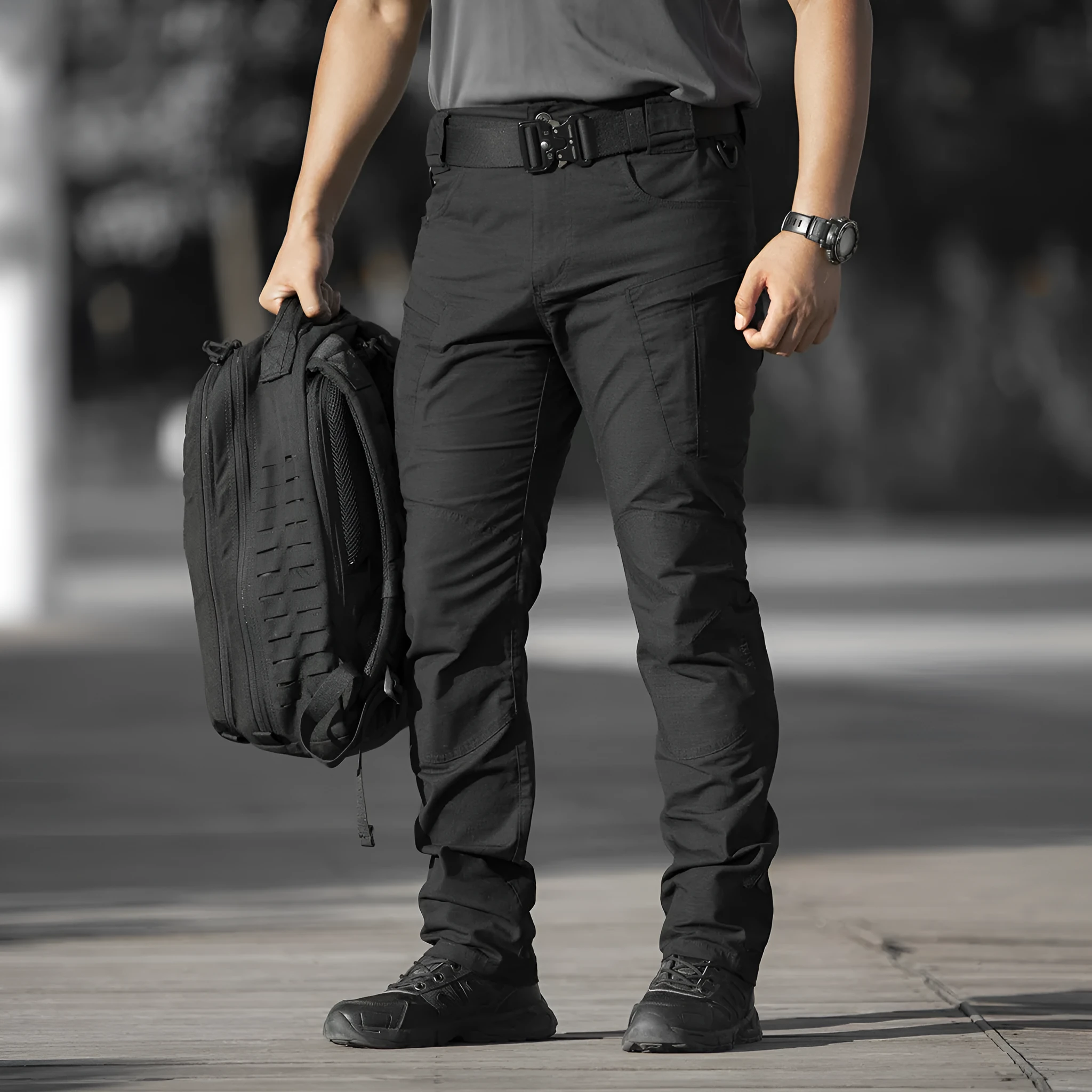 Loose multi-pocket durable men's cargo pants in cotton blend, khaki colour, plain pattern