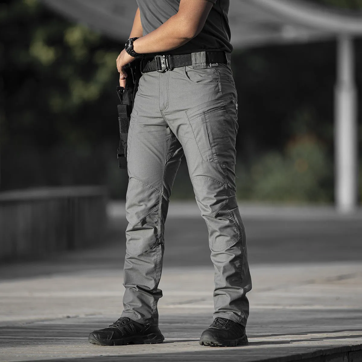 Loose multi-pocket durable men's cargo pants in cotton blend, khaki colour, plain pattern