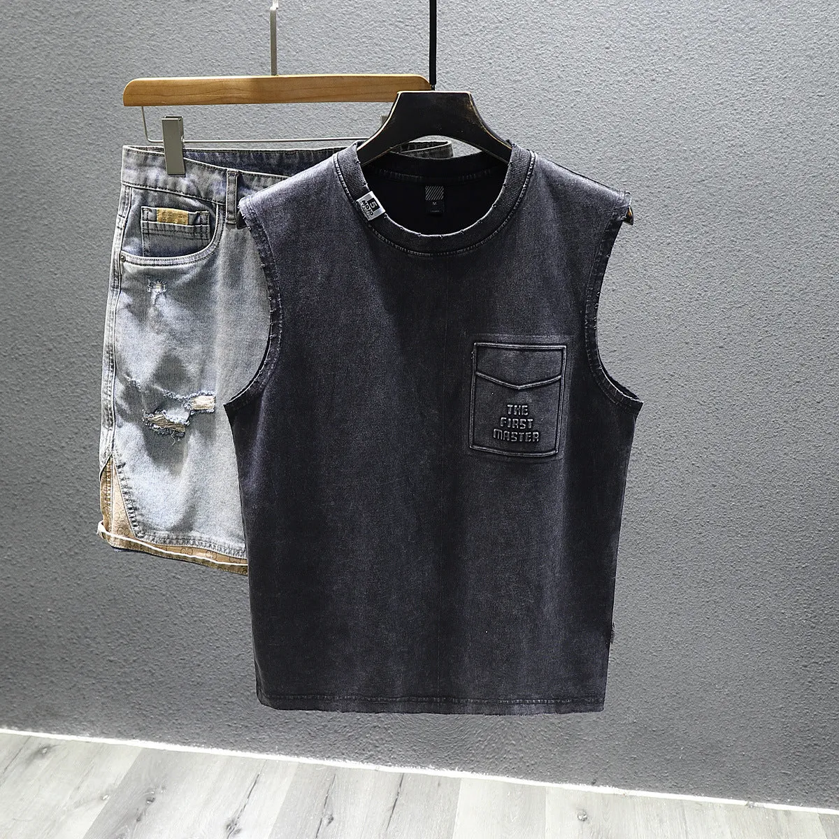 Solid colour cotton sleeveless fitness t-shirt with straight hem in loose fit design
