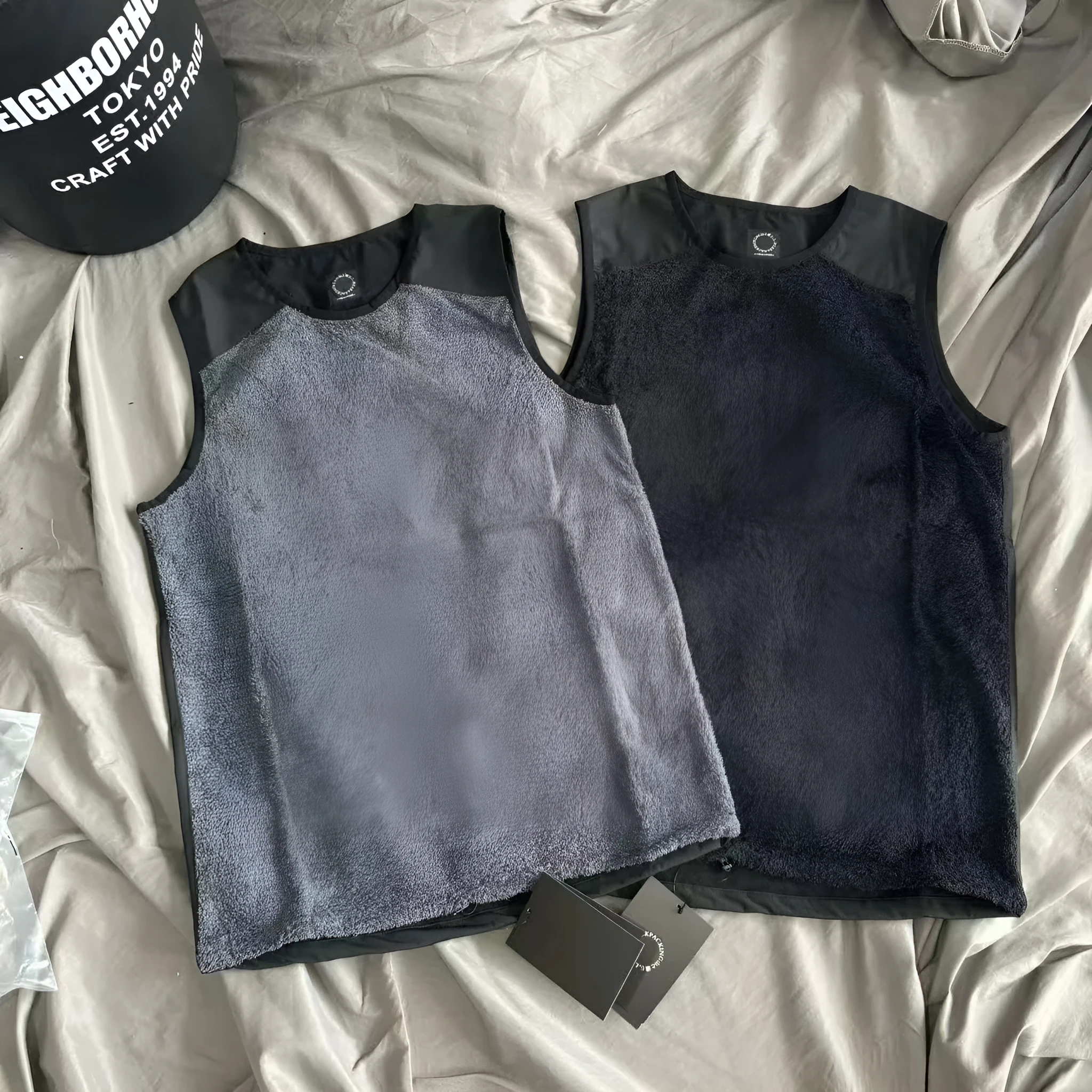 Men's lightweight fleece lined thermal vest in solid colour, black, loose fit cotton gilet