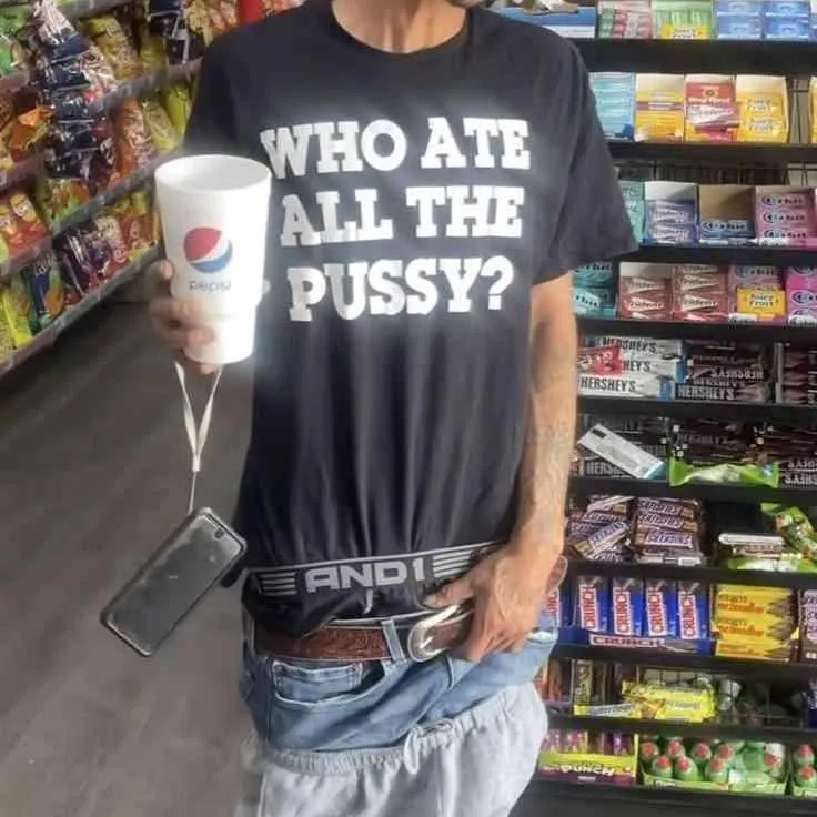 Man wearing a black loose-fit retro short-sleeved cotton T-shirt