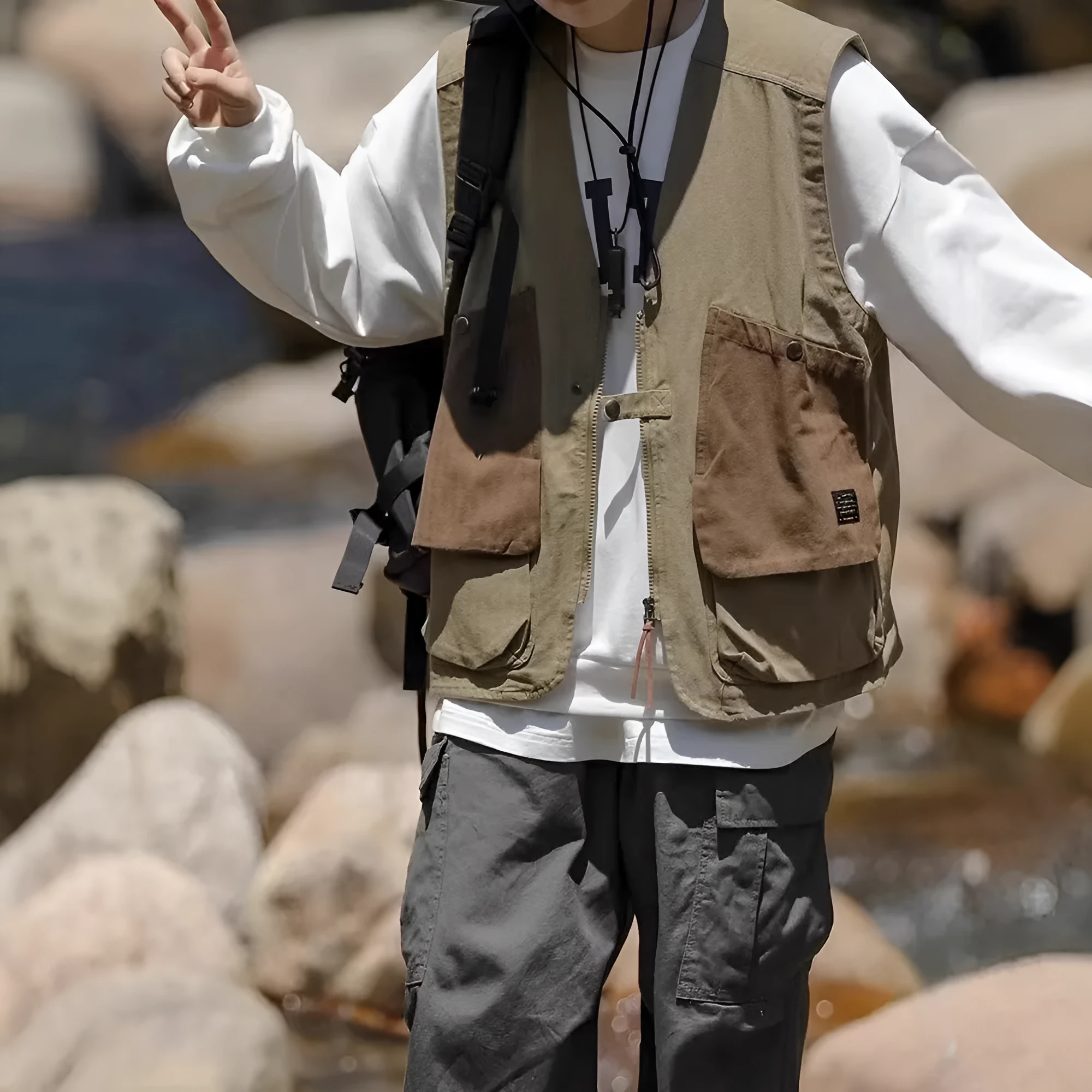 Retro multi-pocket vest men's zipper sleeveless cardigan in khaki with multiple pockets and front zipper