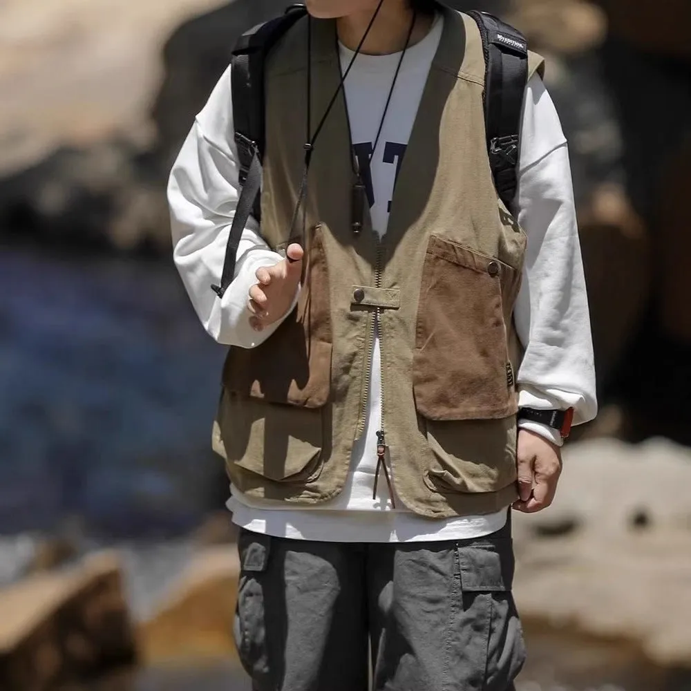 Retro multi-pocket vest men's zipper sleeveless cardigan in khaki with multiple pockets and front zipper