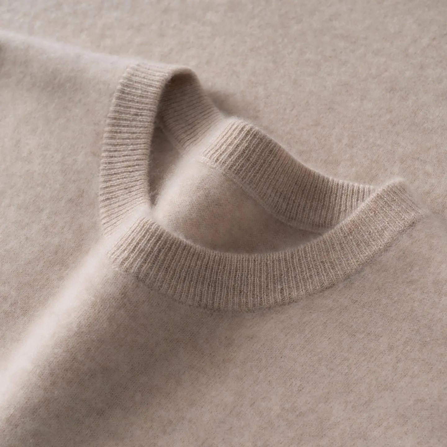 Men's cashmere sweater in camel colour, low round neck, long sleeves, loose fit pullover