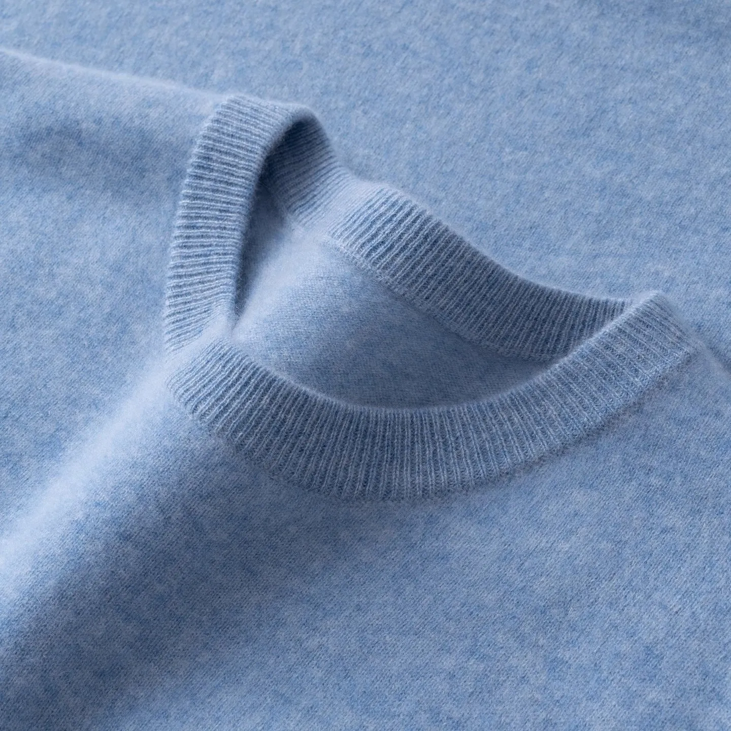 Men's cashmere sweater in camel colour, low round neck, long sleeves, loose fit pullover