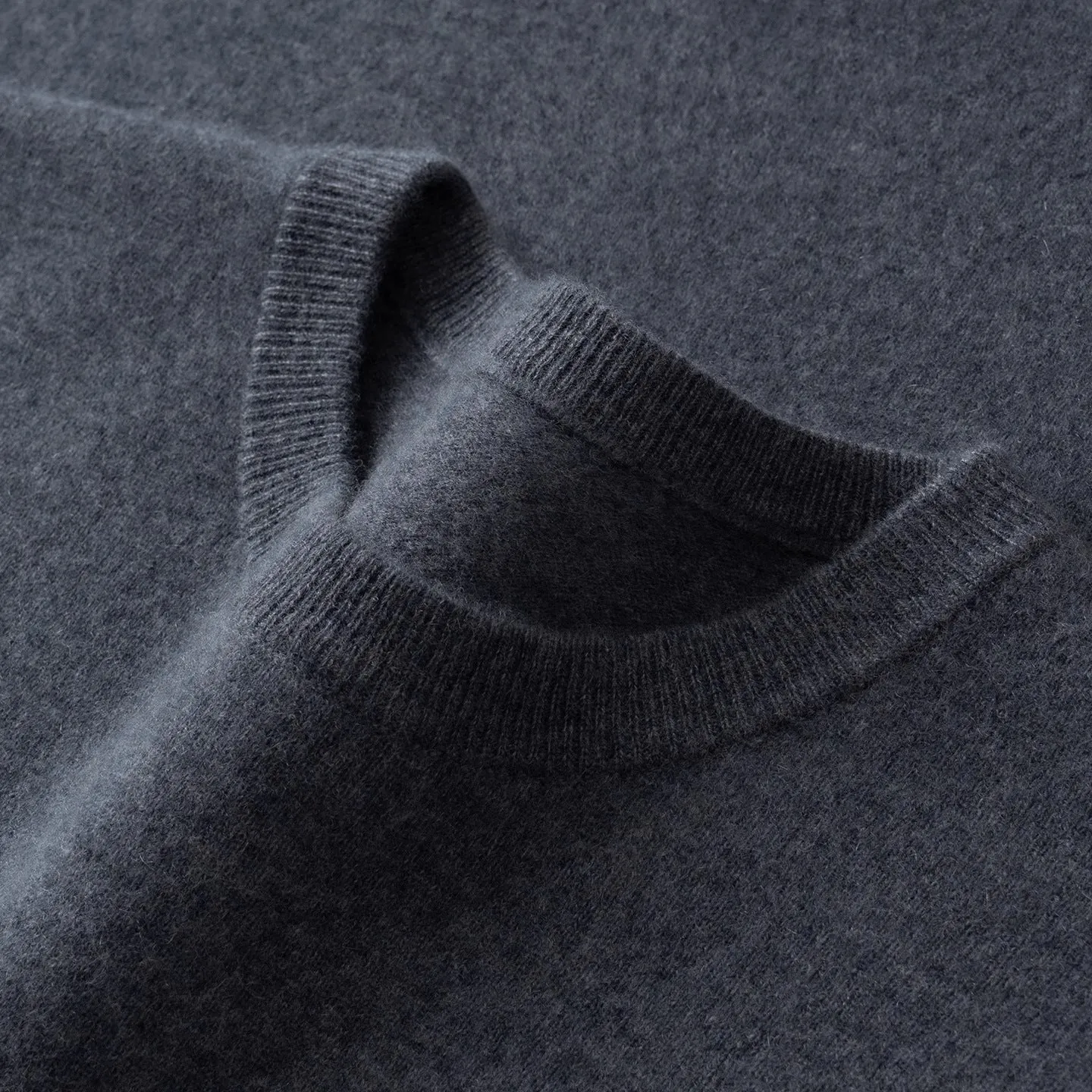 Men's cashmere sweater in camel colour, low round neck, long sleeves, loose fit pullover