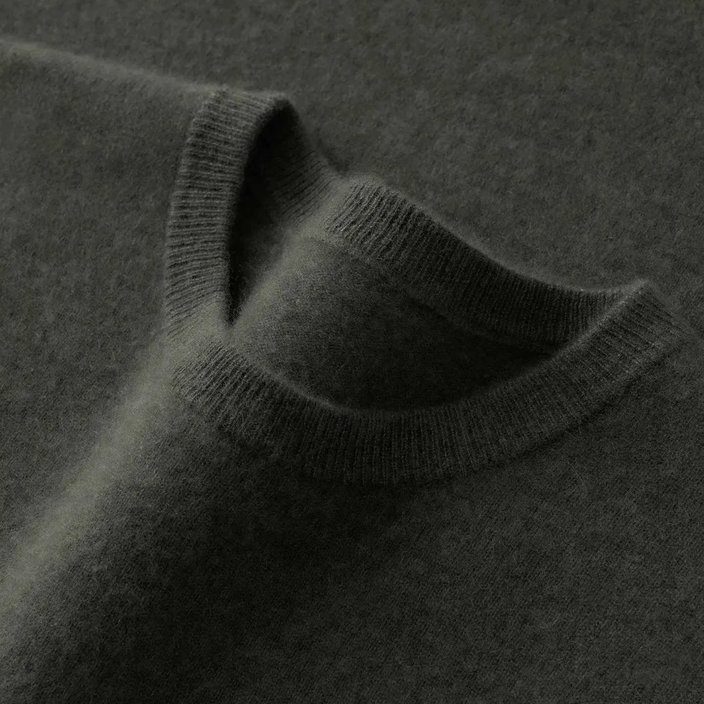Men's cashmere sweater in camel colour, low round neck, long sleeves, loose fit pullover
