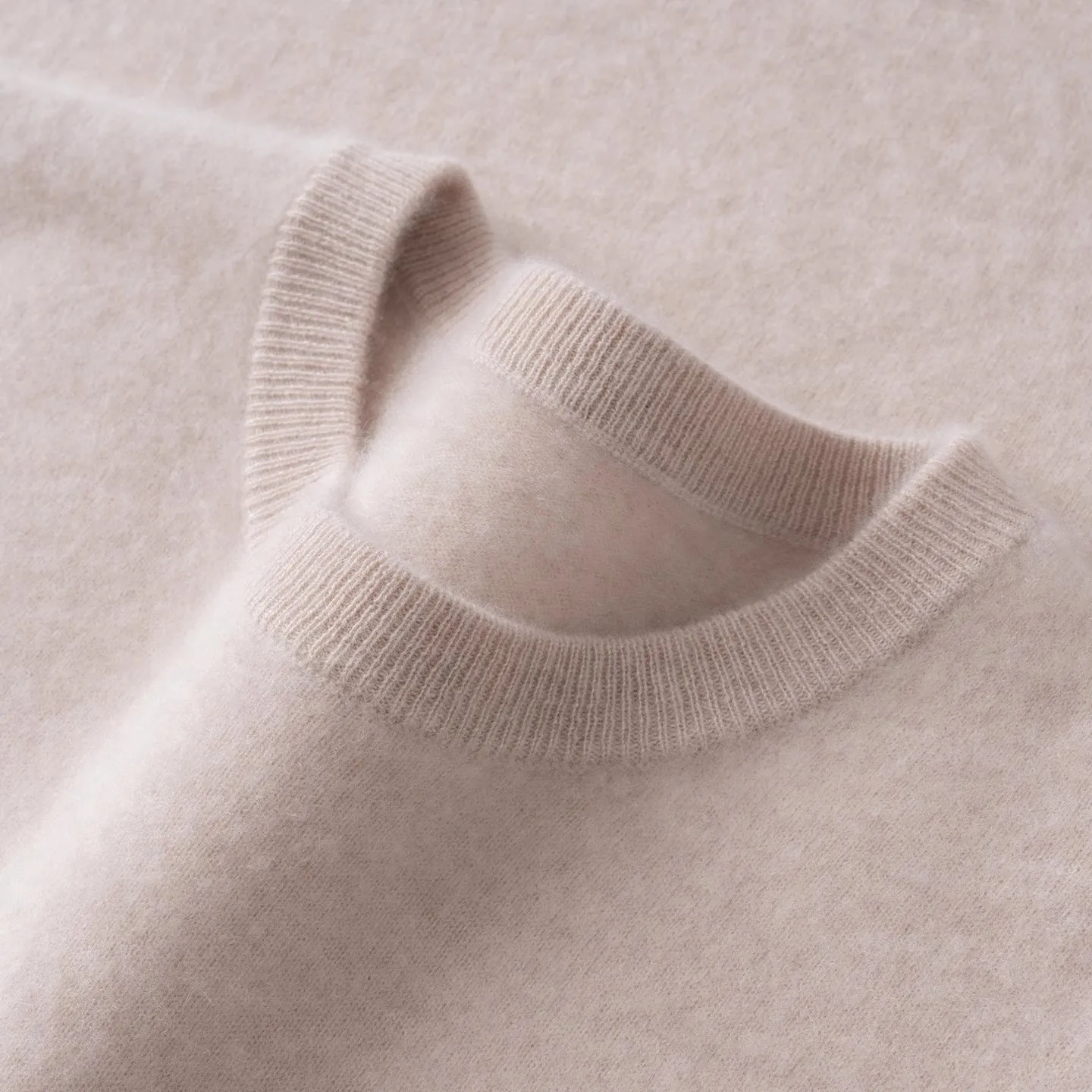 Men's cashmere sweater in camel colour, low round neck, long sleeves, loose fit pullover