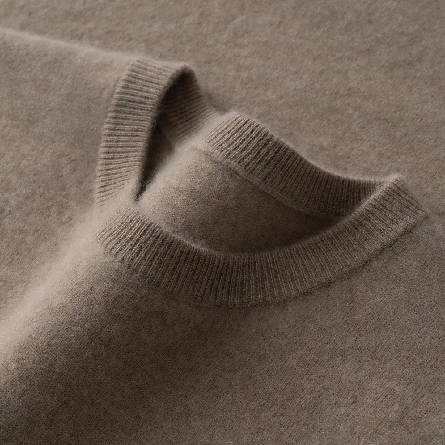 Men's cashmere sweater in camel colour, low round neck, long sleeves, loose fit pullover