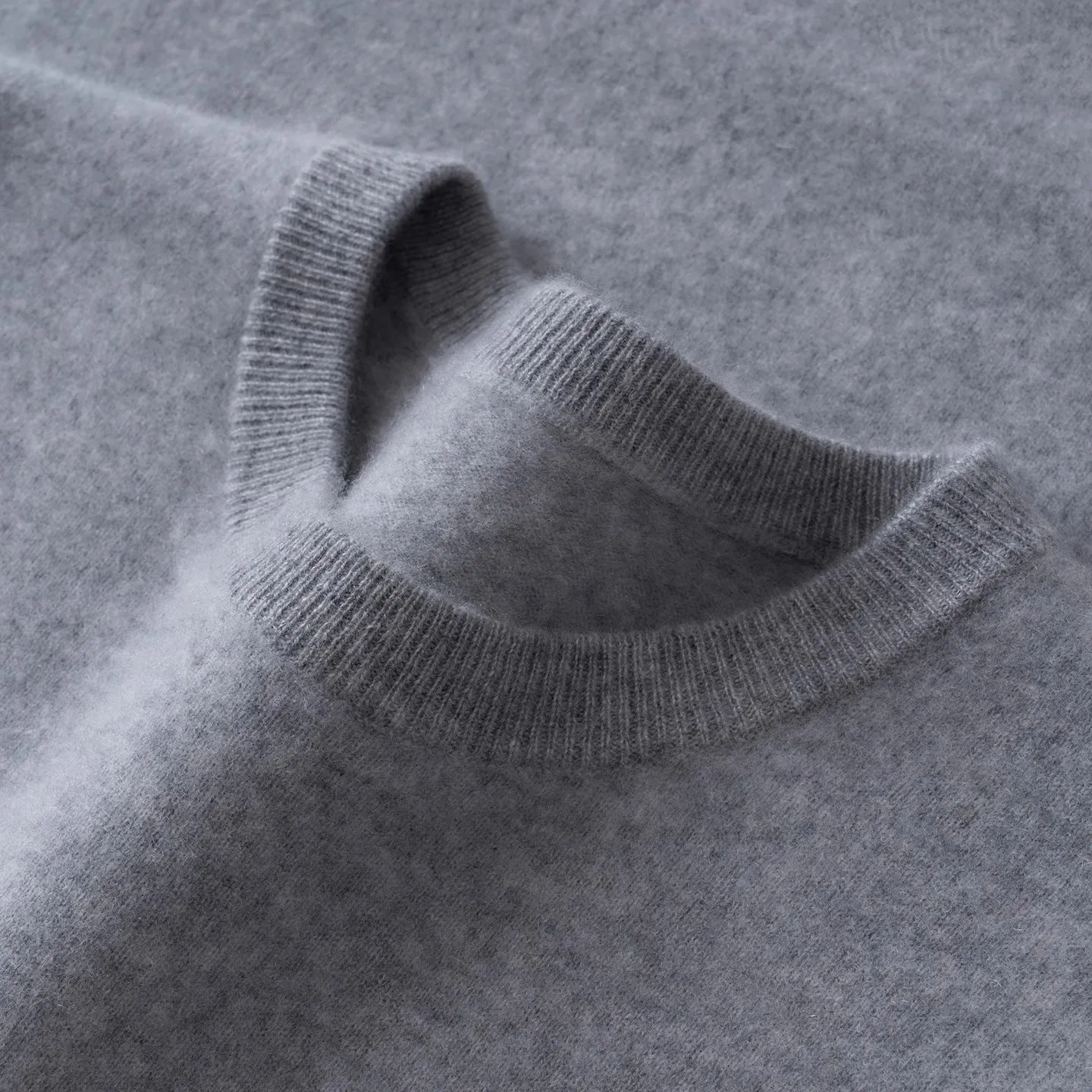 Men's cashmere sweater in camel colour, low round neck, long sleeves, loose fit pullover