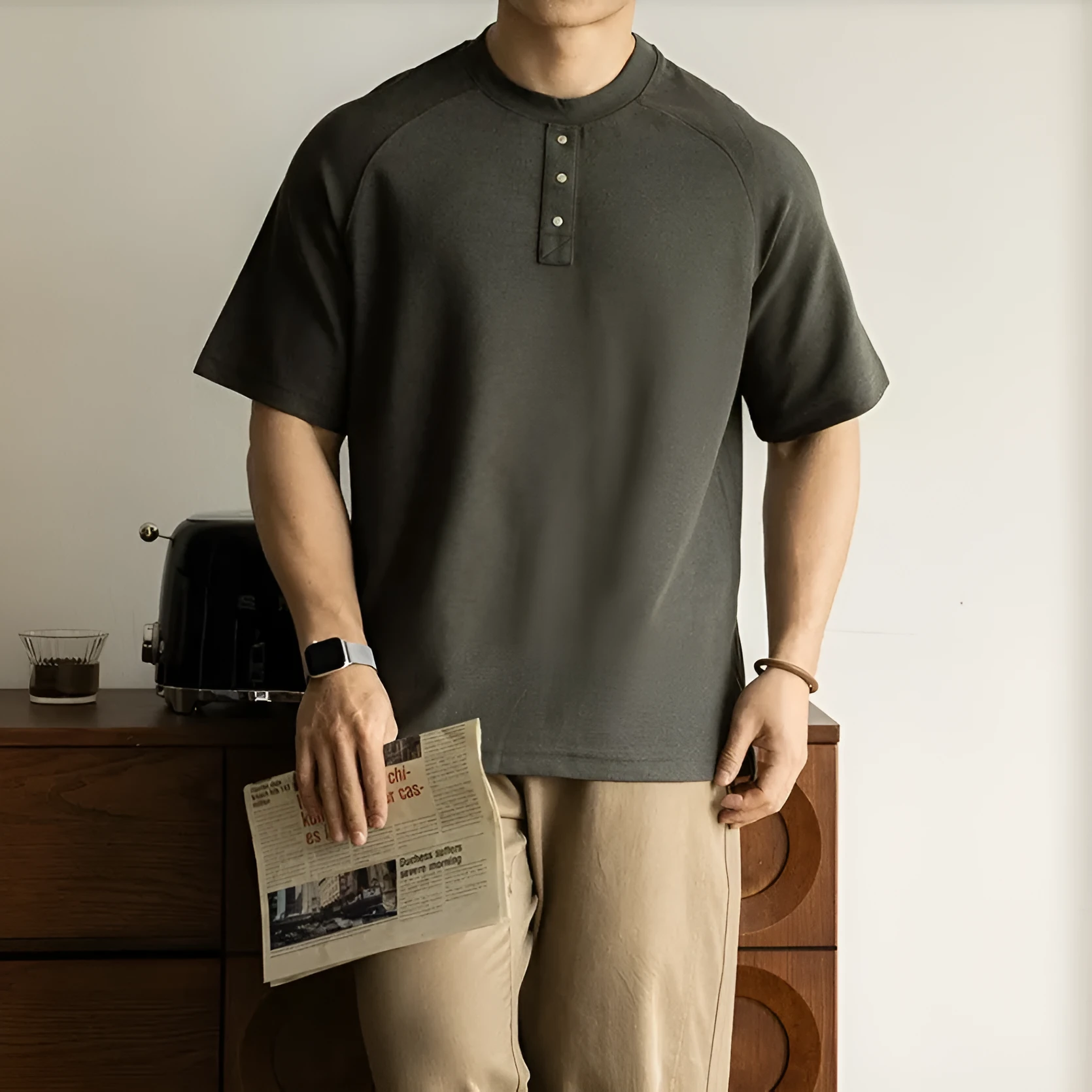 Casual loose top with terry texture fabric and raglan sleeves in three colour options