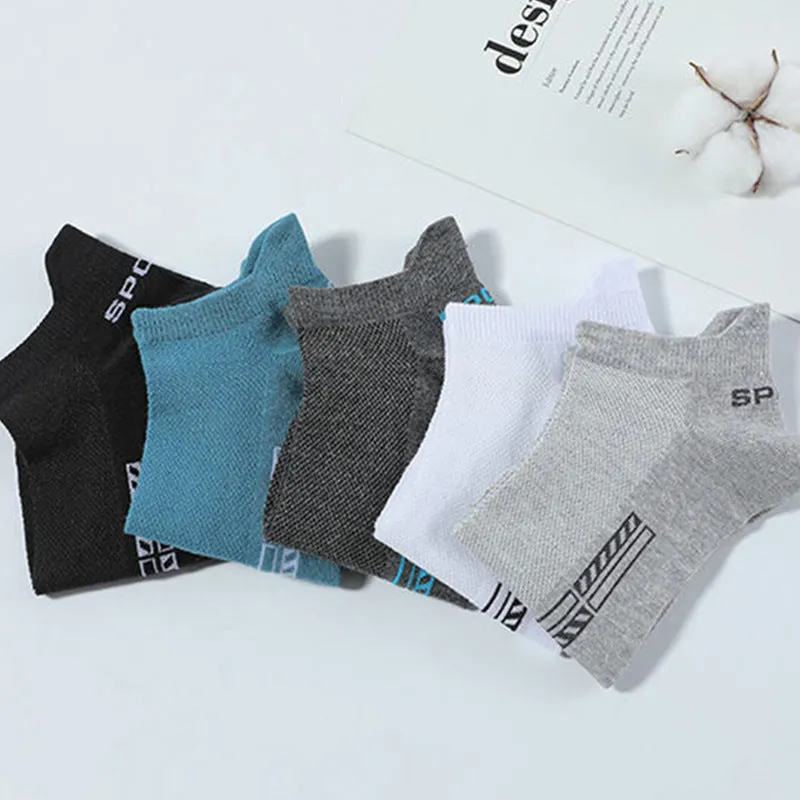 Men's mesh breathable low-cut sports socks in polyester cotton, available in multiple solid colours for exercise