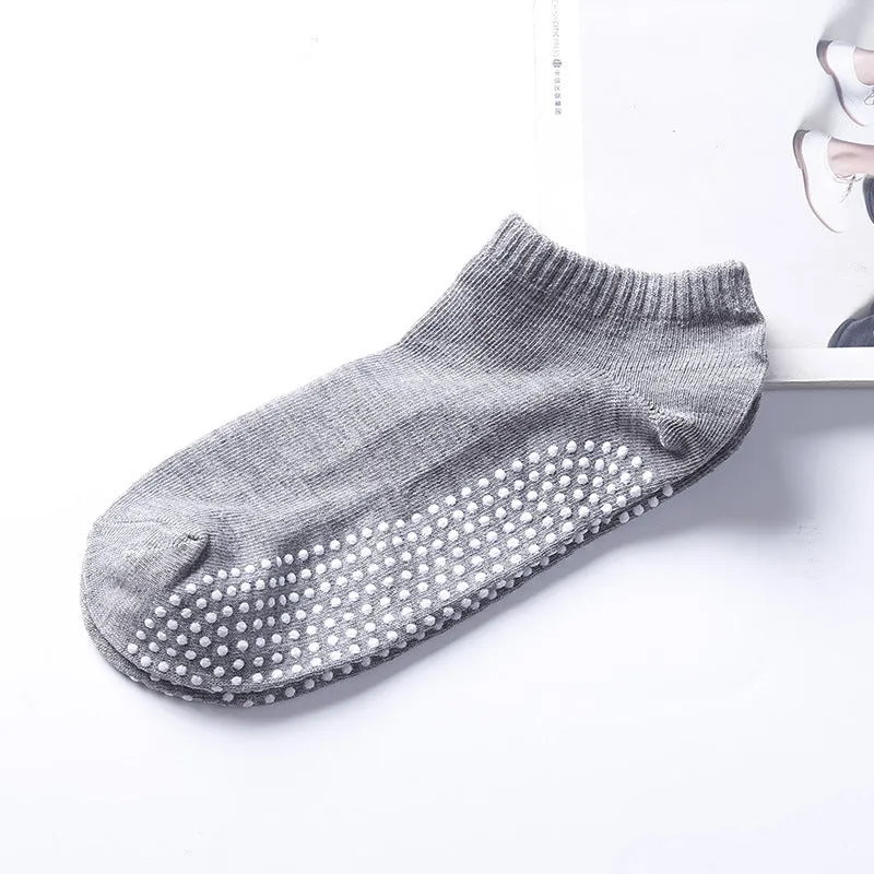 Men's non-slip invisible low-cut cotton yoga socks in solid colour with grip sole – one pair