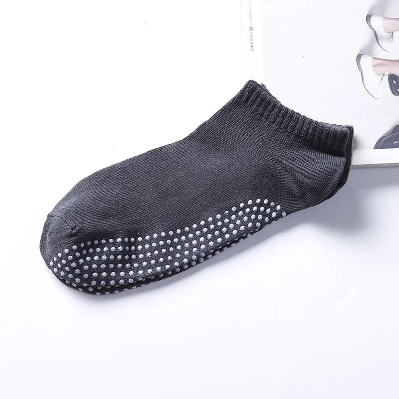 Men's non-slip invisible low-cut cotton yoga socks in solid colour with grip sole – one pair