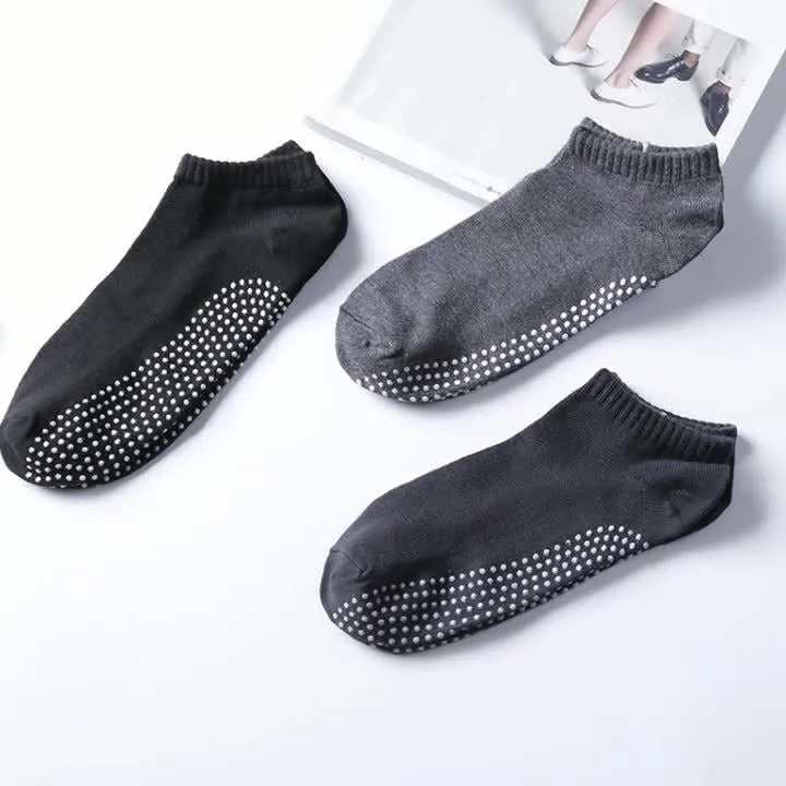 Men's non-slip invisible low-cut cotton yoga socks in solid colour with grip sole – one pair