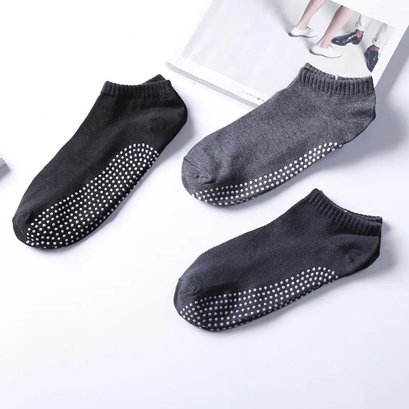 Men's non-slip invisible low-cut cotton yoga socks in solid colour with grip sole – one pair