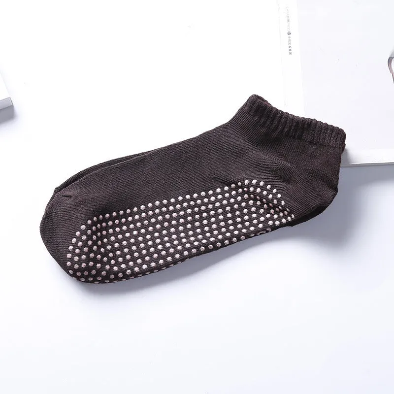 Men's non-slip invisible low-cut cotton yoga socks in solid colour with grip sole – one pair