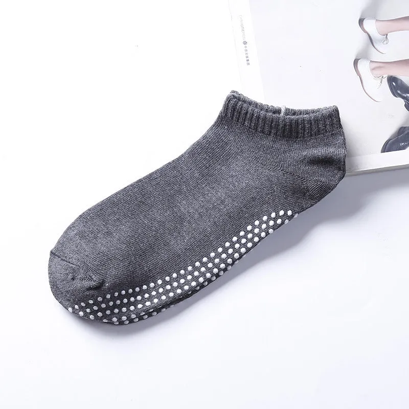 Men's non-slip invisible low-cut cotton yoga socks in solid colour with grip sole – one pair