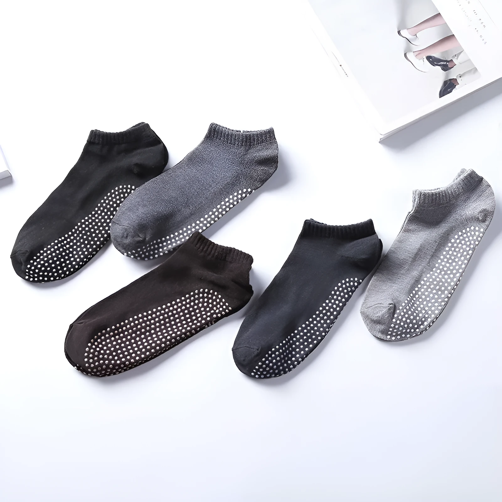 Men's non-slip invisible low-cut cotton yoga socks in solid colour with grip sole – one pair