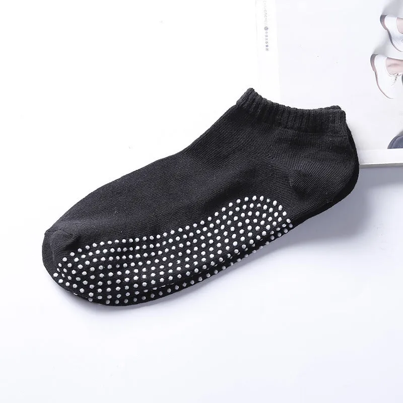 Men's non-slip invisible low-cut cotton yoga socks in solid colour with grip sole – one pair