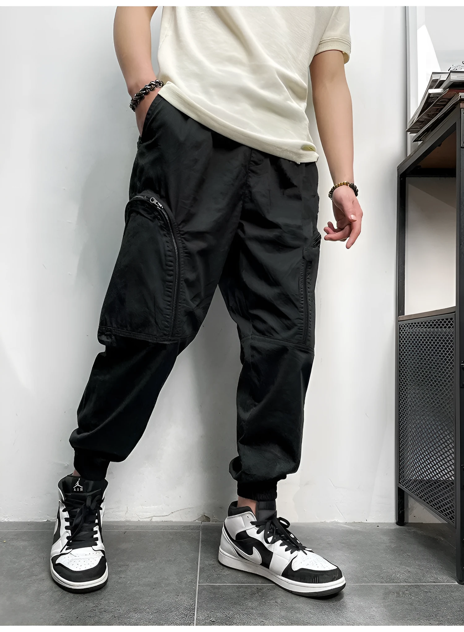 Men's loose fit cotton cargo trousers with elastic waist and zipper pockets in army green