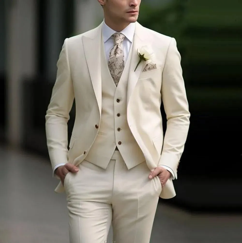 Men's three-piece slim fit suit in solid colour with coat, vest and trousers