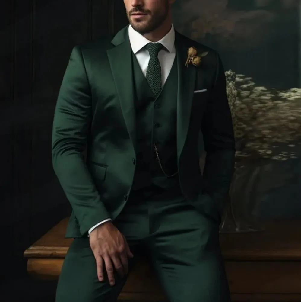 Men's three-piece slim fit suit in solid colour with coat, vest and trousers