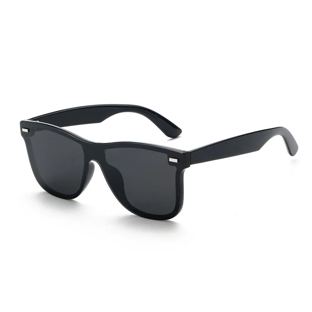 Polarised sun-resistant sunglasses with sand black frame and gray lenses for driving and outdoor use