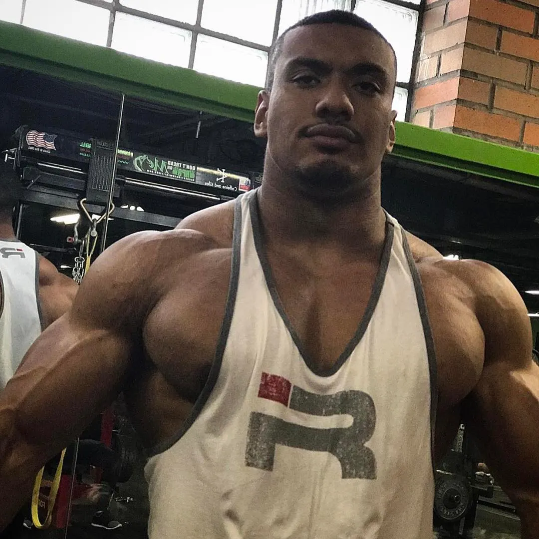 White cotton sleeveless vest for men's gym training, round neck, regular fit
