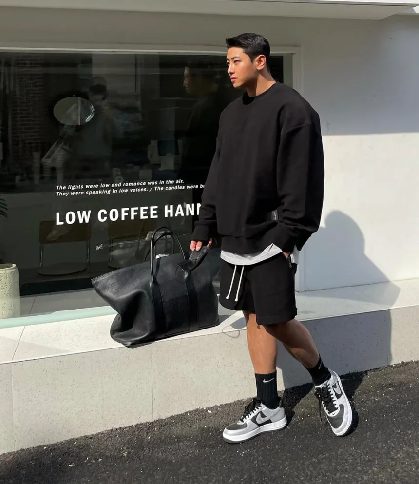 Men's loose running shorts in black, cotton blend, 95% cotton, with loose fit and side pockets