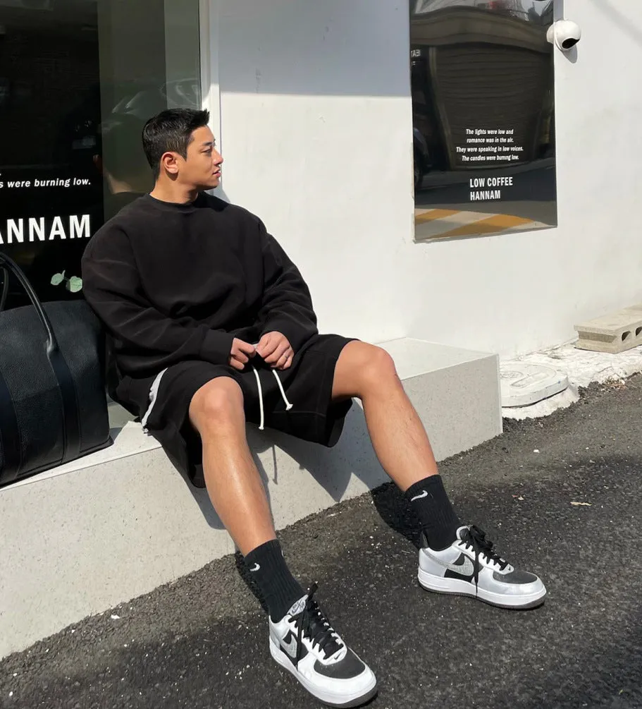 Men's loose running shorts in black, cotton blend, 95% cotton, with loose fit and side pockets