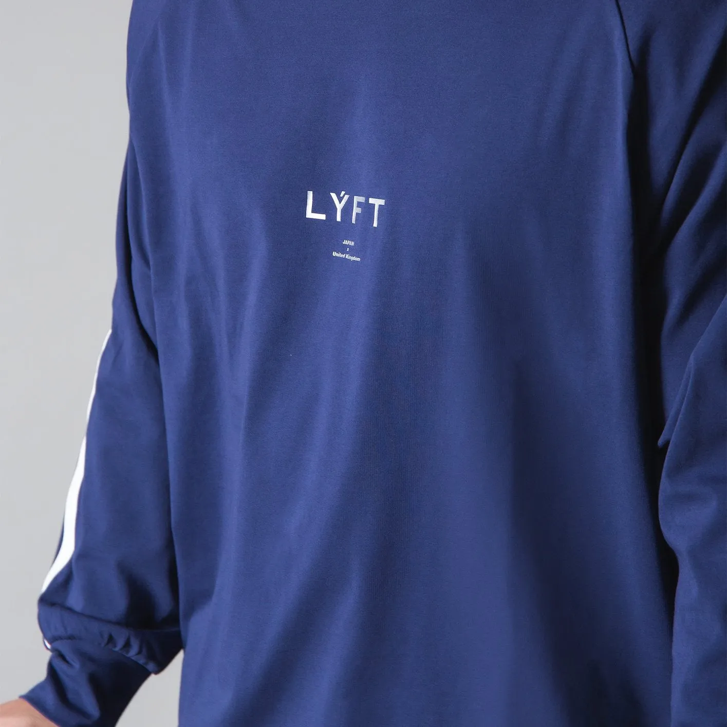 Mens stretch long sleeve cotton sports bottoming shirt in black round neck design
