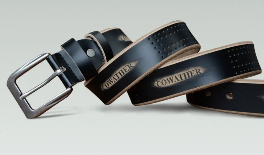 Men's leather belt in black with square alloy buckle on a dark background