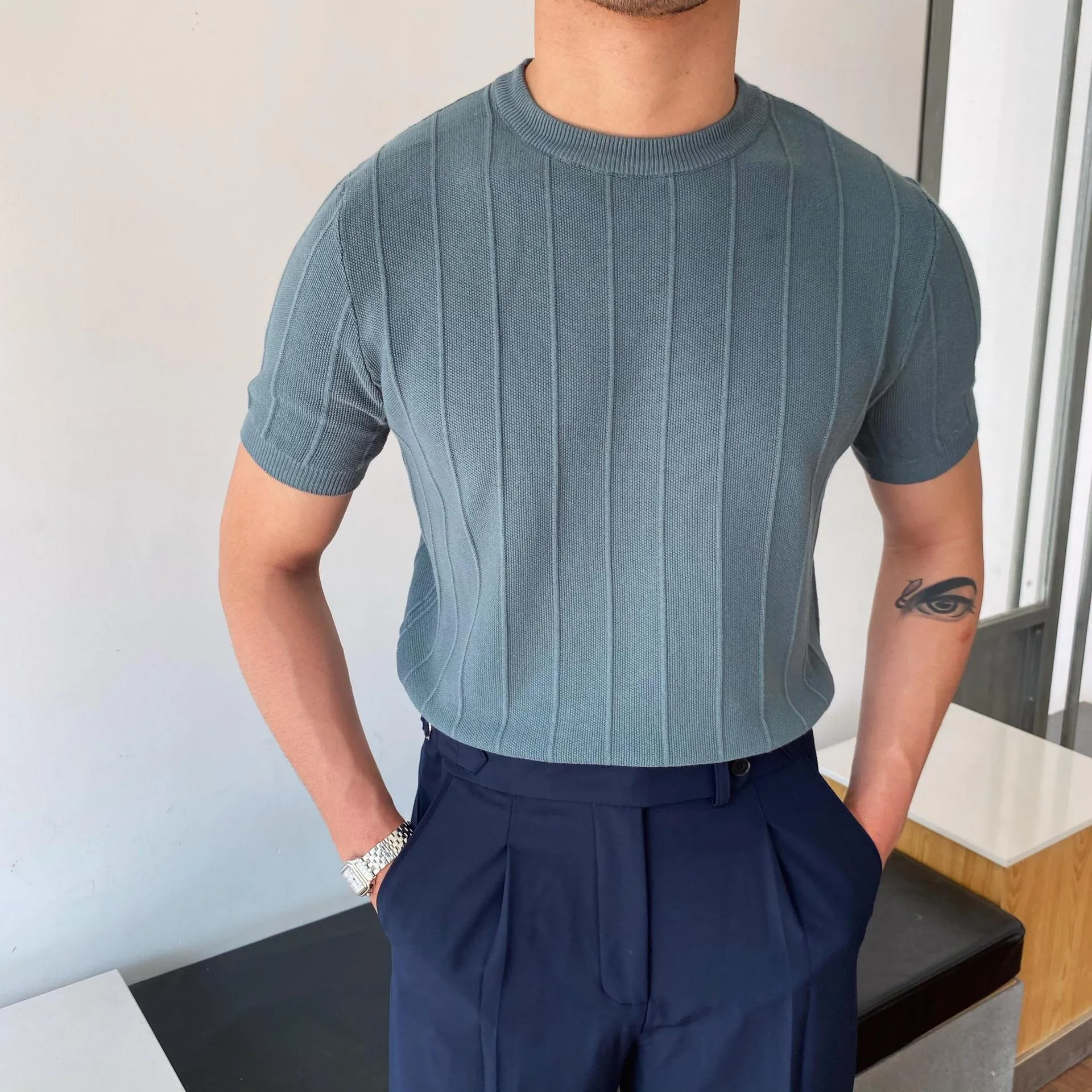 Men's short sleeve knitted T-shirt in solid colour, loose fit, round neck, lightweight polyester summer top
