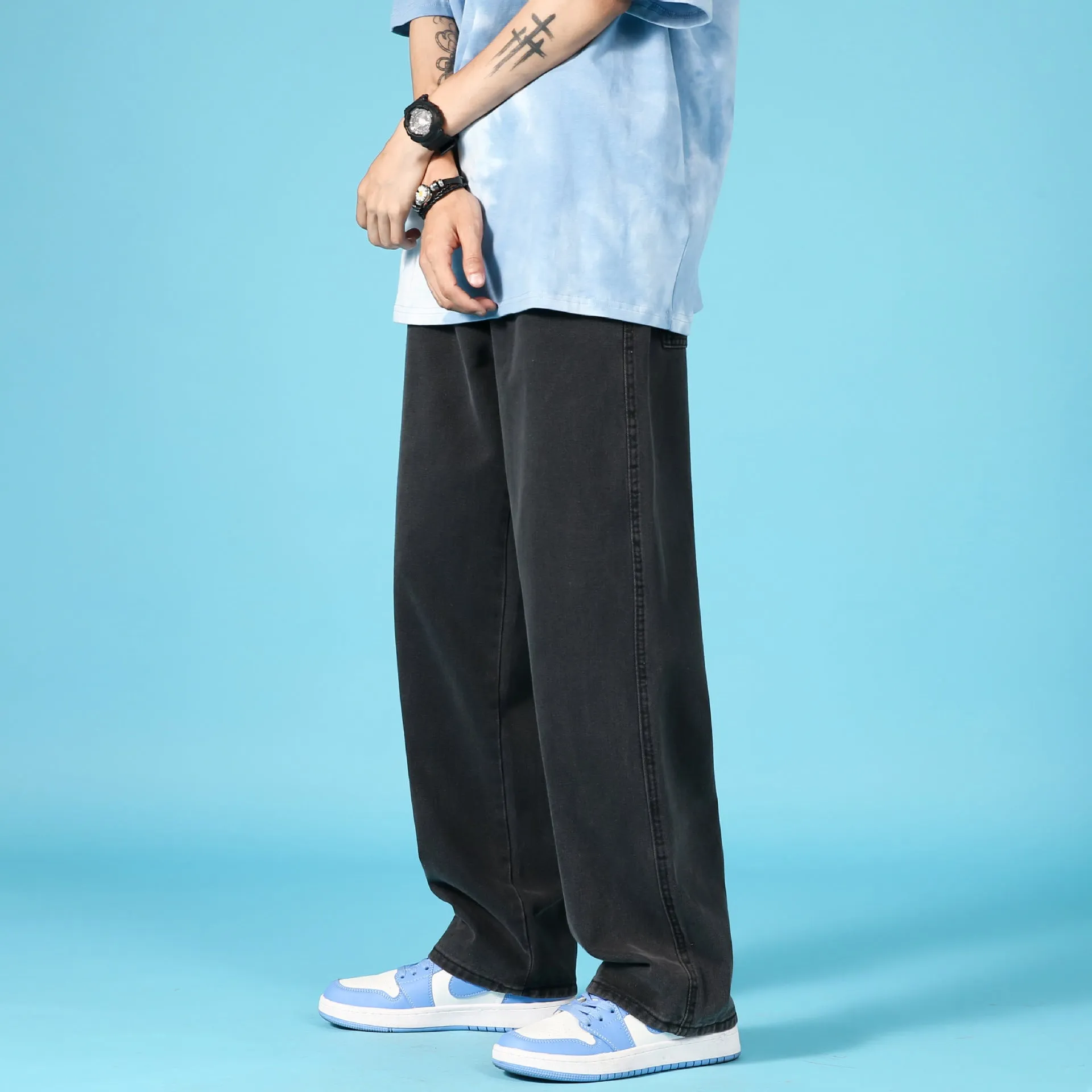 Men's straight loose denim jeans in light blue with zipper front and mid-waist fit