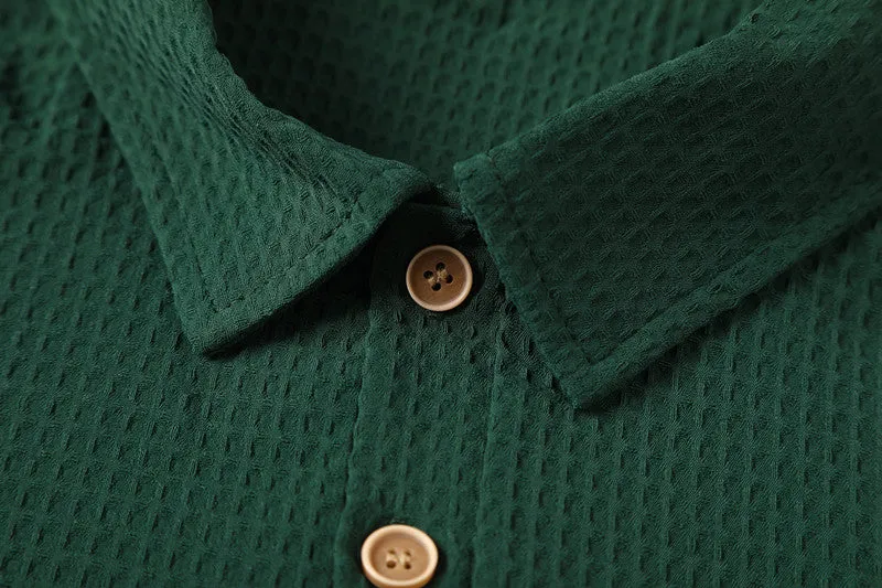 Retro waffle pattern dark green lapel Polo shirt with short sleeves and two metallic buttons