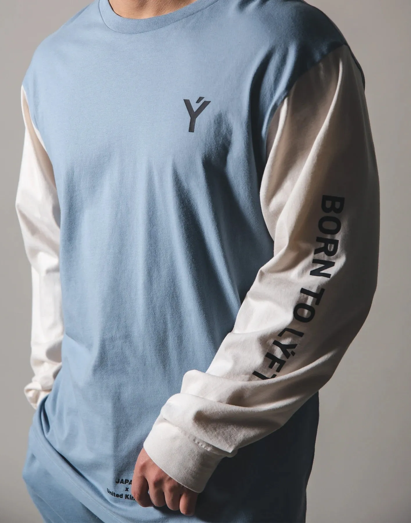 Men's long-sleeved 95% cotton gym top with letter print in blue, shown on model