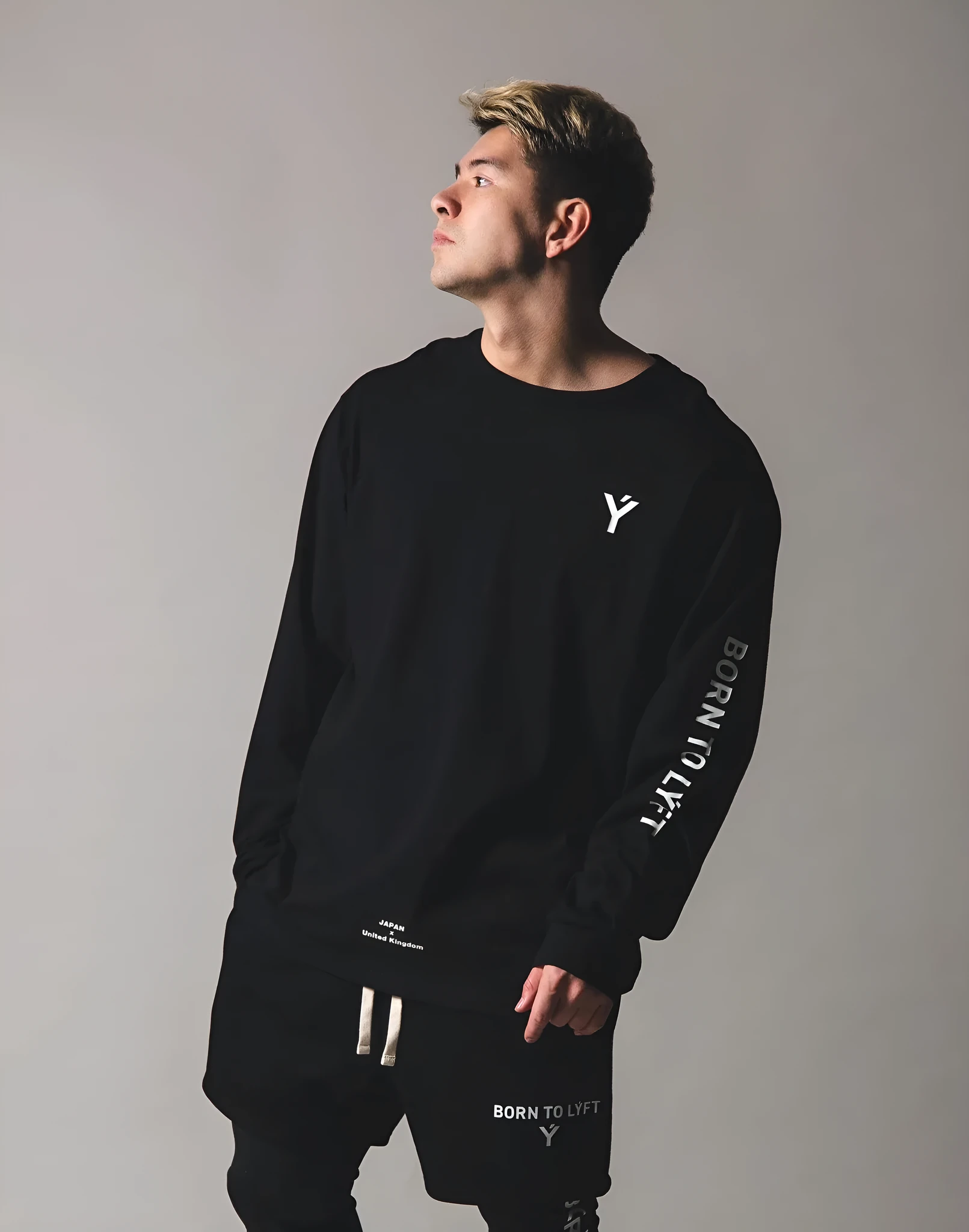 Men's long-sleeved 95% cotton gym top with letter print in blue, shown on model