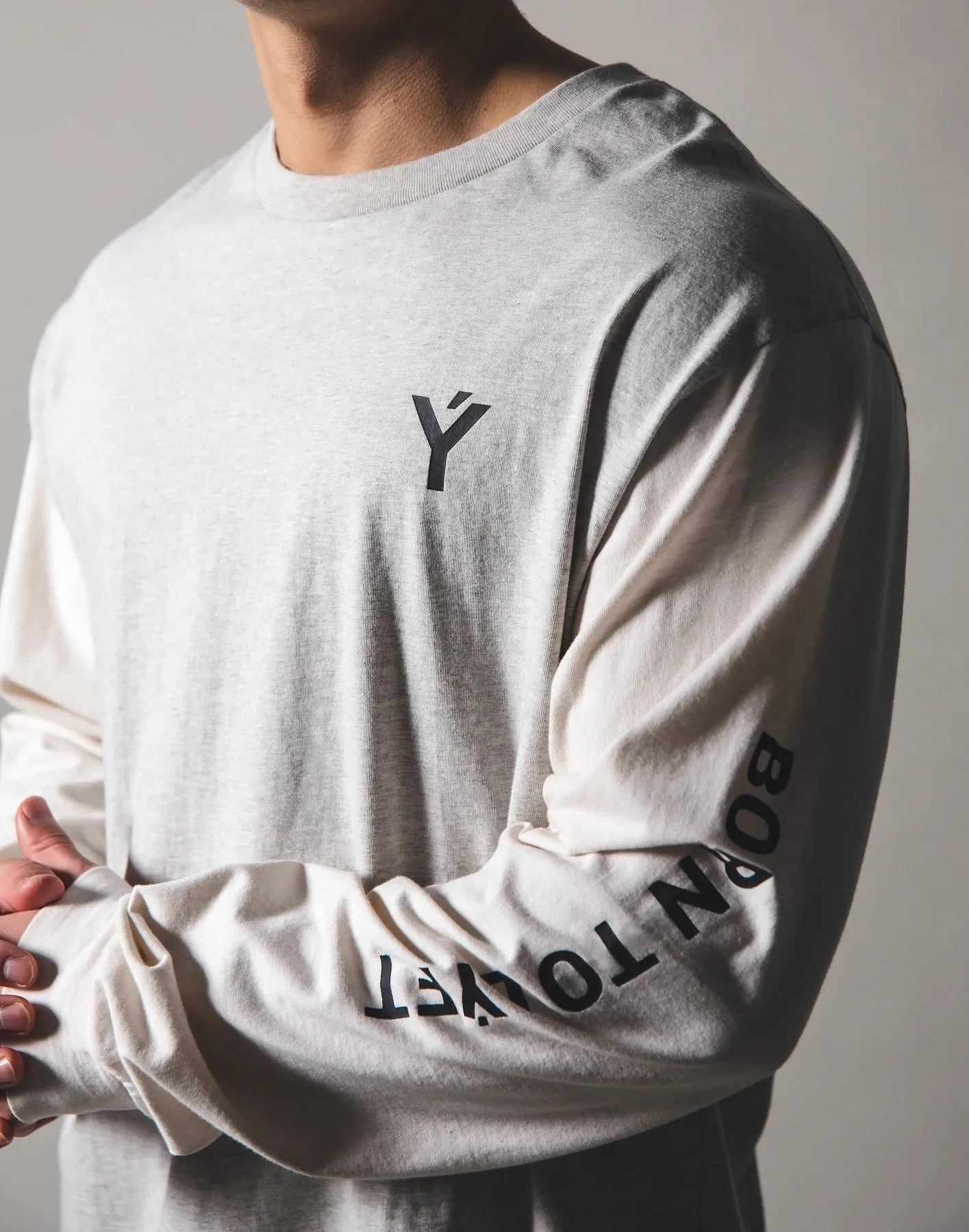 Men's long-sleeved 95% cotton gym top with letter print in blue, shown on model