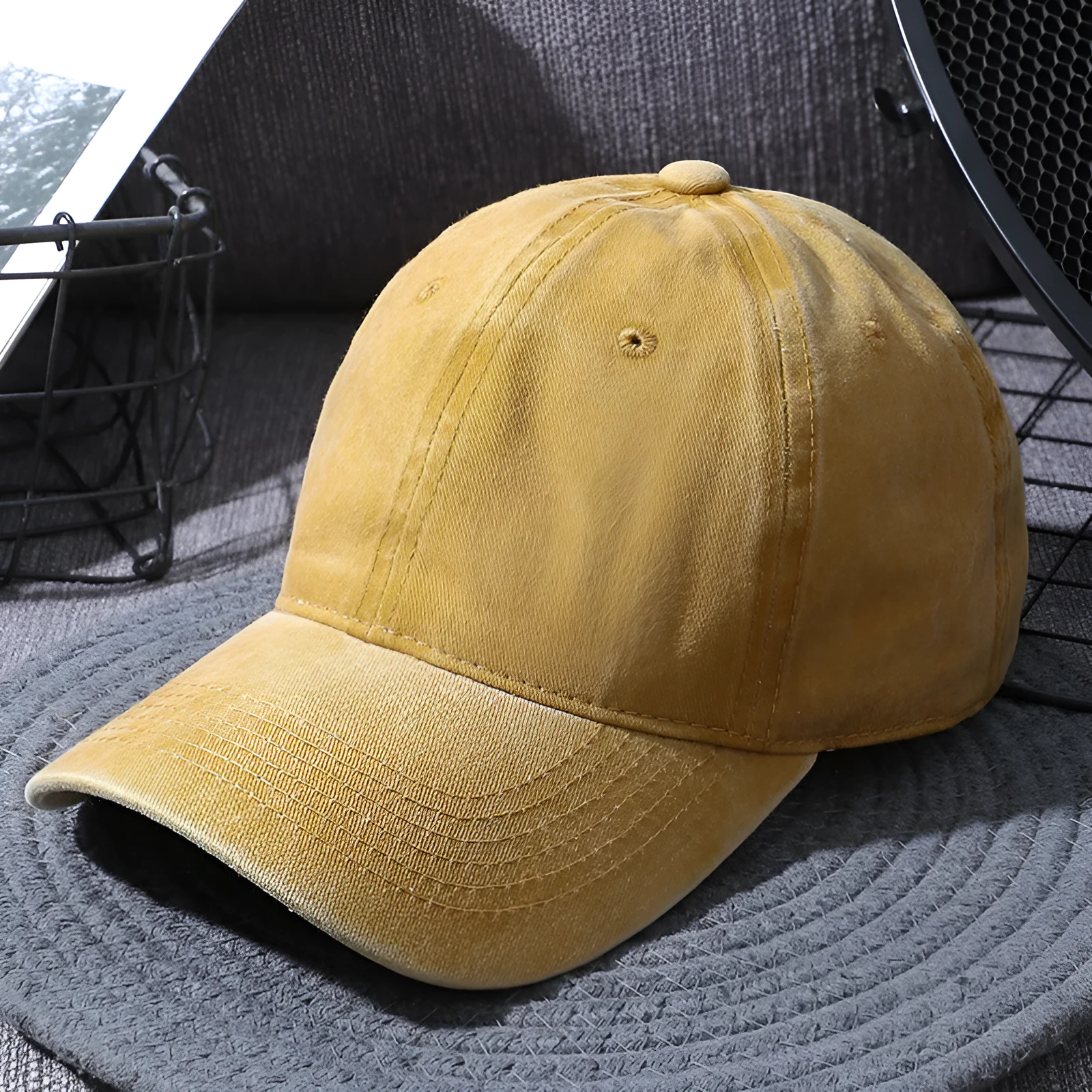 Washed cotton baseball cap in retro style with dome top and curved brim, adjustable 55-60cm