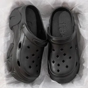 Men's summer outdoor EVA hole slippers in black with non-slip injection-moulded sole and closed toe cap