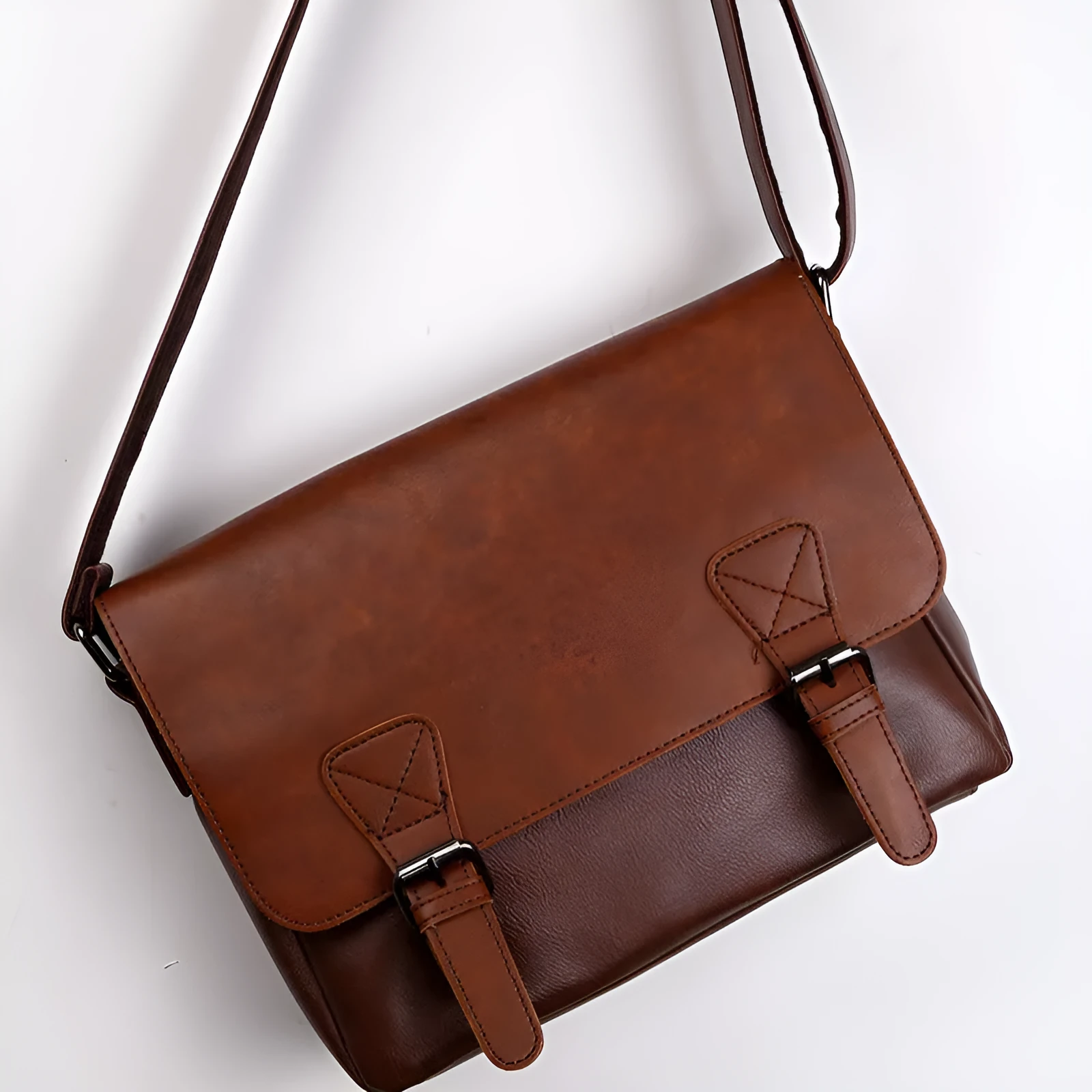 Men's one-shoulder vintage satchel bag in PU leather with plaid pattern, black colour, compact travel size