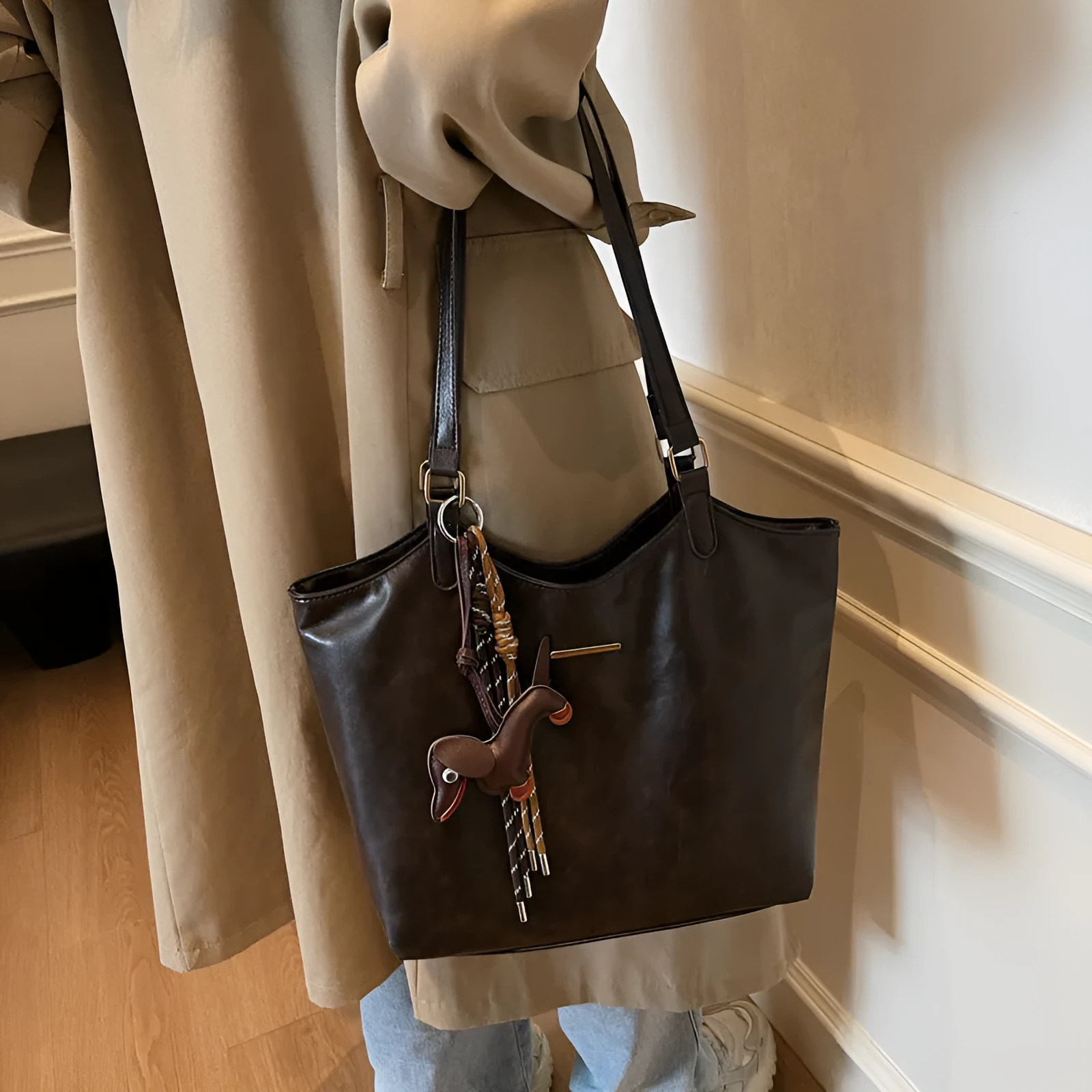 Retro fashion PU large capacity tote bag for women with double shoulder straps and zipper closure in beige colour